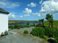 Welcome to Airidh an Dobhrain - our secluded cottage by the lochside Hotels in Benbecula