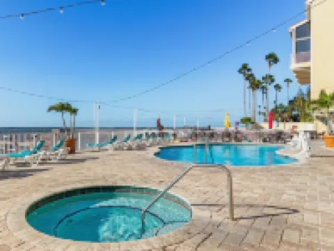 Dunedin Resort with 2 Pools, Hot Tub, Tiki Bar & Restaurant. Book Now !