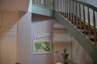 Near Hamburg - 4 bedrooms, 2 bathrooms, sleeps 6 S-Bahn and bus Hotels in Halstenbek