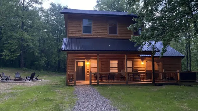 Spacious Cabin in Hocking Hills close to Caves.HotTub,Grill & 66 Acres of Hiking