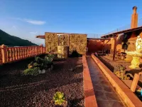 Rural house in a valley with sea views and swimming pool. Hoteles en Tegueste