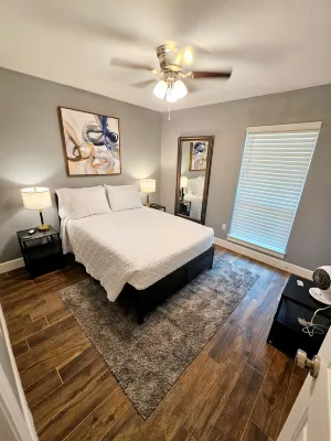 Mama’s Modern House is family and pet friendly, large yard, quartz countertops Hotels near Maple Village Dr