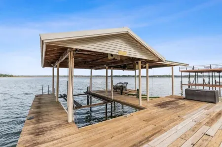 Lakefront retreat, hot tub, firepit, pets