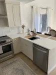 Beautifully remodeled full house close to restaurants and food carts.