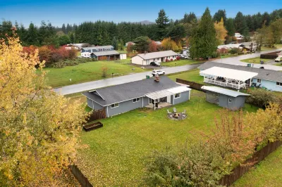 𓇻 Olympic Park Haven w/ HotTub, Fire Pit, Grill, Arcade, HUGE Yard