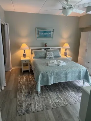 Pickleball/Tennis, Pool, Cozy Villa, Fast WIFI, 5 Minute Walk to the Beach