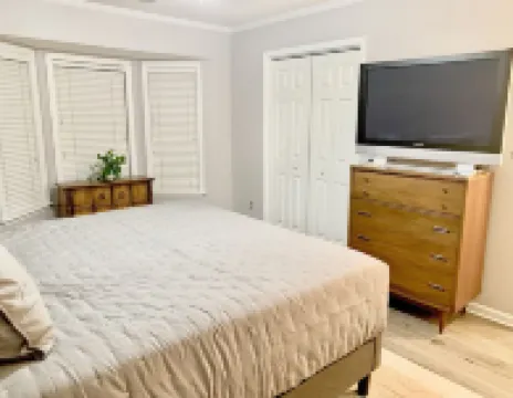 Updated Home on Creek *3 King Beds* 4 mi to UA