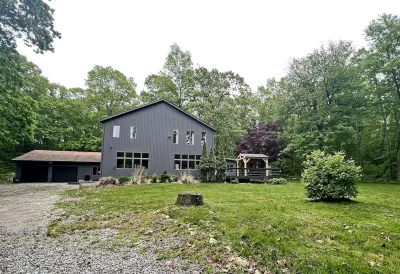 Secluded Farmhouse Retreat - Minutes from Mystic Hotels in 