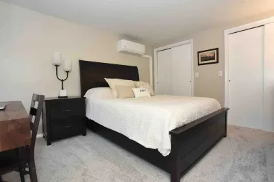 Beautiful 2-bedroom townhouse Hotels near 100 Acre Woods Trailhead