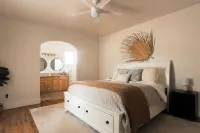 Charming home walking distance from downtown Kanab, w/King Suite