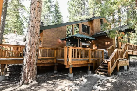 Relaxing Carnelian Bay Retreat - within walking distance to lake Отели в г. Carnelian Bay