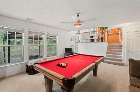 Spacious 3-bedroom house in charming Shawnee with Game Room Отели в г. Шони