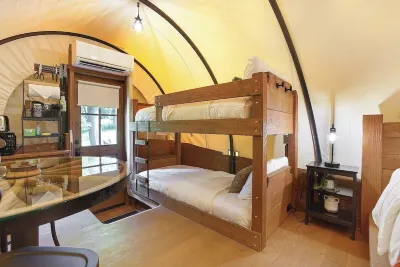 Covered Wagon Camping with Valley View, Sleeps 4 Hotel in zona Leaman's Place Covered Bridge