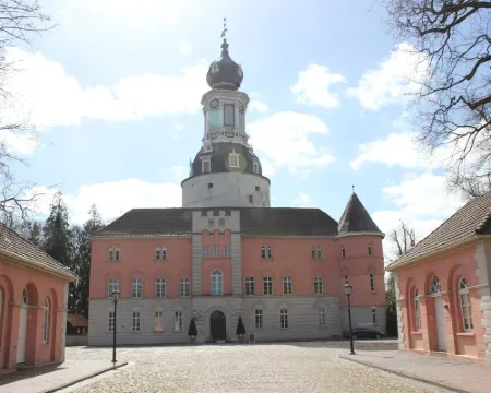 Cozy apartment centrally located with separate entrance and parking. Hotels in Jever