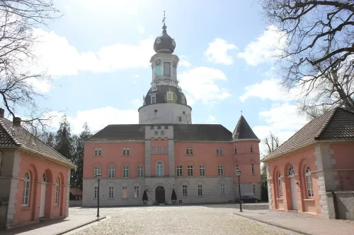 Cozy apartment centrally located with separate entrance and parking. Hotels in Jever