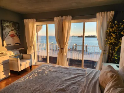 Casa Dolphina: Private Tropical Waterfront Paradise with Sunsets & Beach Views. 베이 비스타 공원 주변 호텔