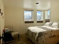Garden ApartmentClose to town w / privacy and sweet Bay views!