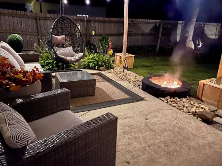 Cozy Home with LOTS of space- Less than 1 mile to ISU & IWU, 5 miles to airport