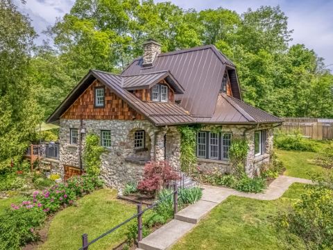 Riverfront stone cottagePrivate dock & boatsPersonal spaprivate resort