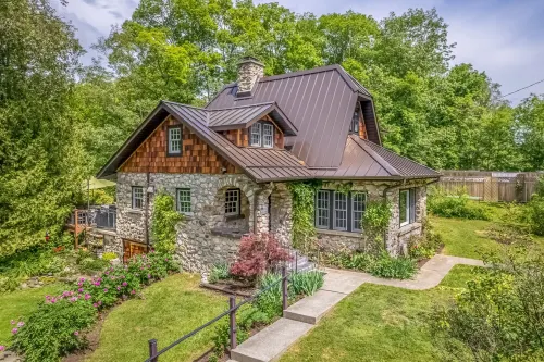 Riverfront stone cottagePrivate dock & boatsPersonal spaprivate resort