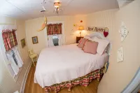 Beach cottage in the heart old town Manteo 0BX.  welcome