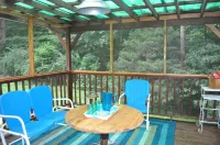 Daffodil Hollow Songwriter & Artist Retreat Cottage Leipers Fork, Natchez Trace - balcony