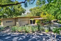 Special Pricing for a Private Estate, Immaculate  One of a Kind ' Atmosphere - Wifi