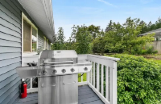 Panoramic views, walking distance to downtown and NEW AC