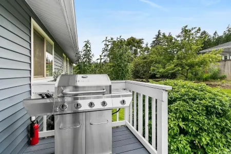 Panoramic views, walking distance to downtown and NEW AC