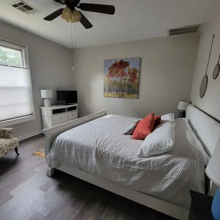 Historic 3 bed, 2bath Bungalow Minutes from IAH with Backyard Putting Green!