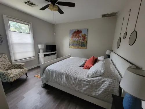 Historic 3 bed, 2bath Bungalow Minutes from IAH with Backyard Putting Green! Hotel a Humble