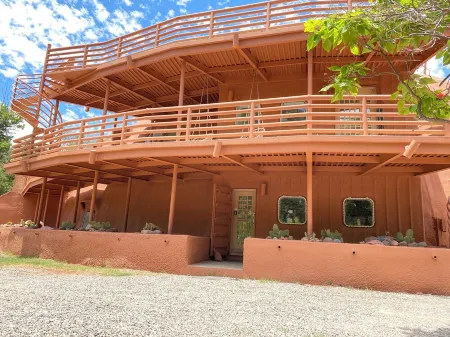 The Uzu Dome, Sedona architectural master piece on the vortex Отели рядом с достопримечательностью «Катедрал Рок»