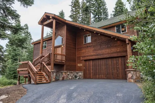 5 Star Luxury Chalet. 2 Master Ensuites, Hot Tub, Pool Table, Gourmet Kitchen