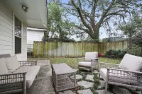 Elegant Mid-city gem near City Park & Streetcar. Walk to Voodoo & Jazz Fest Hotels near Foilage Park