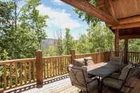 Custom Log Cabin w/ MTN views, wrap around decks, 10 Min. to Fishing & Reservoir