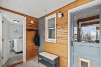 6 Min to Ark! Accommodates 17!