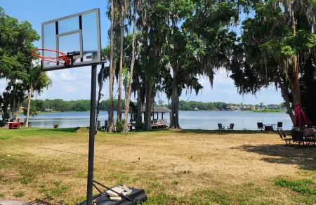 Charming Tampa Lakehouse - Prime Location close to everything! Отели в г. Лейк-Магдалин