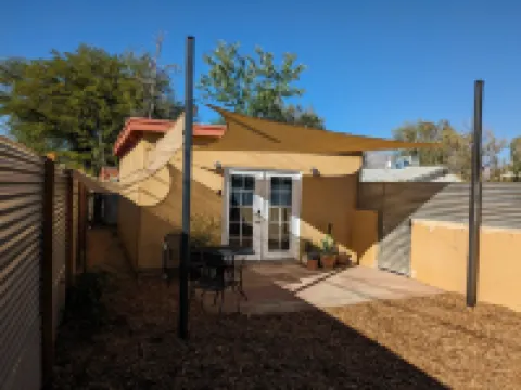 Guesthouse w/ private access and patio