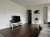 Cozy, modern, & steps to shops! Pet friendly too! Hotels in Elmhurst