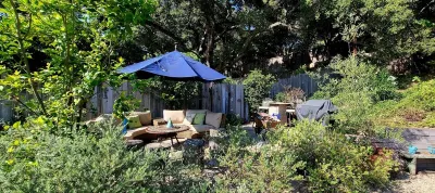 Woodland Hills Cottage on beautiful 1/4 acre property 쉐퍼드 스타디움 주변 호텔