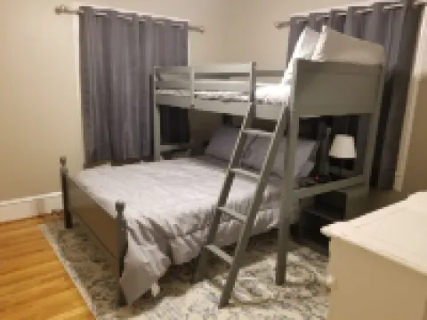 Clean and spacious house in downtown Fayetteville 林肯縣酒店