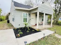 Charming 3-bedroom 2 bathroom  house in Terrell with WiFi and AC