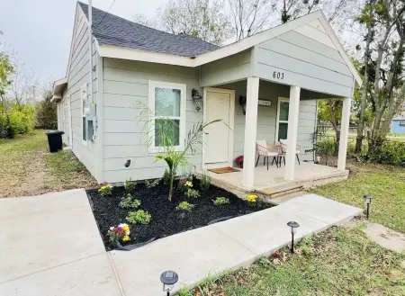 Charming 3-bedroom 2 bathroom  house in Terrell with WiFi and AC