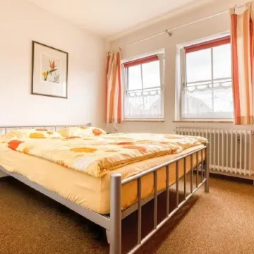 Semi-detached house with large terrace, 200m to the center, 1000 m to the beach, WLAN