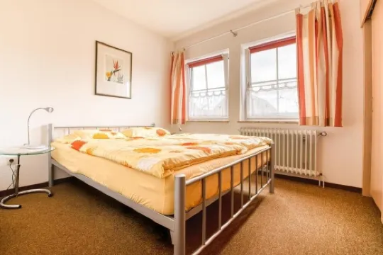 Semi-detached house with large terrace, 200m to the center, 1000 m to the beach, WLAN