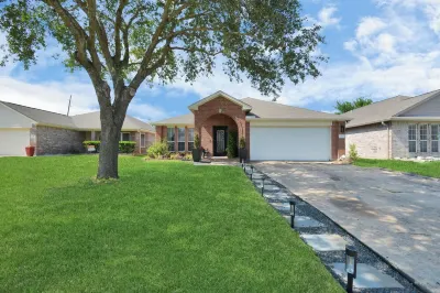 Cozy Home w/ surrond sound. TV in every room 15 minutes to downtown Hotels near Huffington Park