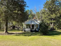 Charming 2-Bedroom Farmhouse in Walterboro-Pet Friendly, Lots of Outdoor Space