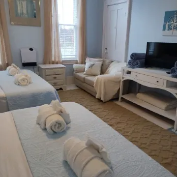 Hurry WE'Re Filling Fast! Downtown Short Walk to Food Bars & Ferrys.  Sleeps 18!