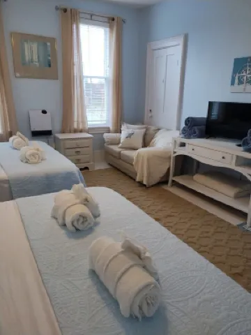 Hurry WE'Re Filling Fast! Downtown Short Walk to Food Bars & Ferrys.  Sleeps 18!