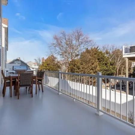 1 Block to Beach with Linens + Towels and Coffee Included